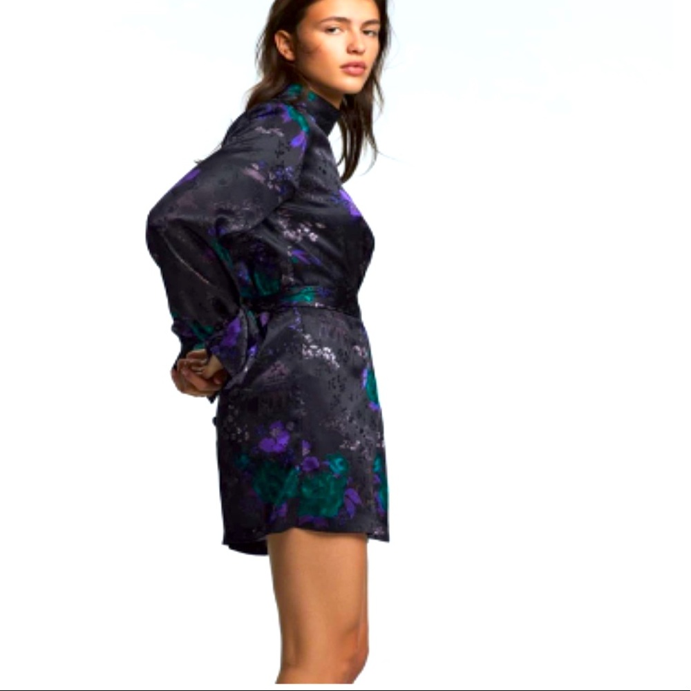 PRINTED Satin DRESS. Size small
